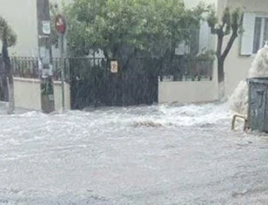 Από την πυρκαγιά στην νεροποντή: Πλημμύρισαν οι δρόμοι της Νέας Ιωνίας από τη βροχή! (βίντεο)